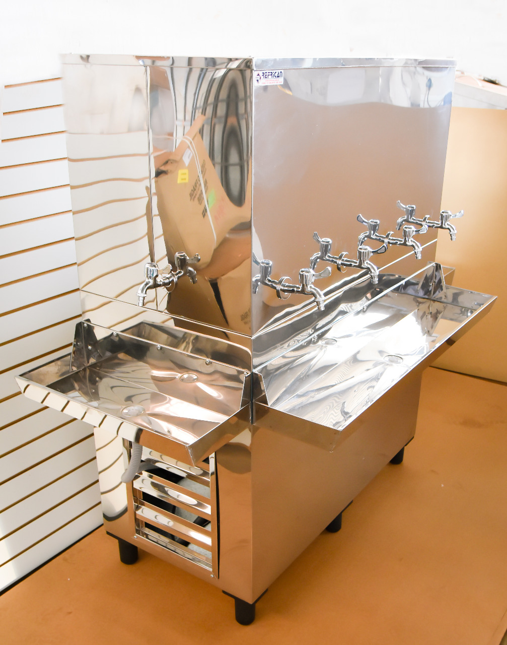 Bebedouro Industrial 200 Litros inox 304, capacidade 600 pessoas por hora, dimensoes 105 × 75 × 157 cm